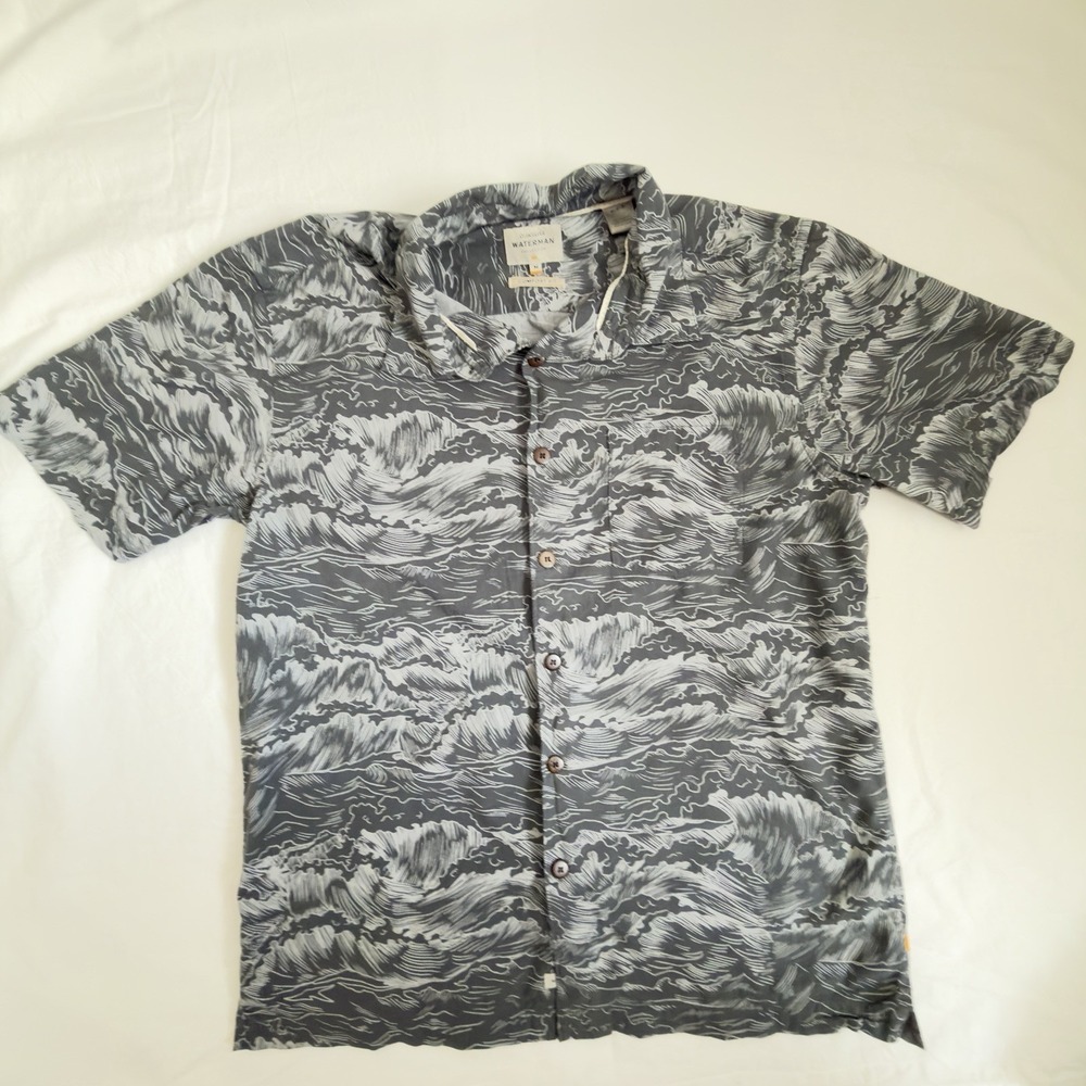 quicksilver waterman Comfort Fit shirt Size M - Wave Print - Button Up